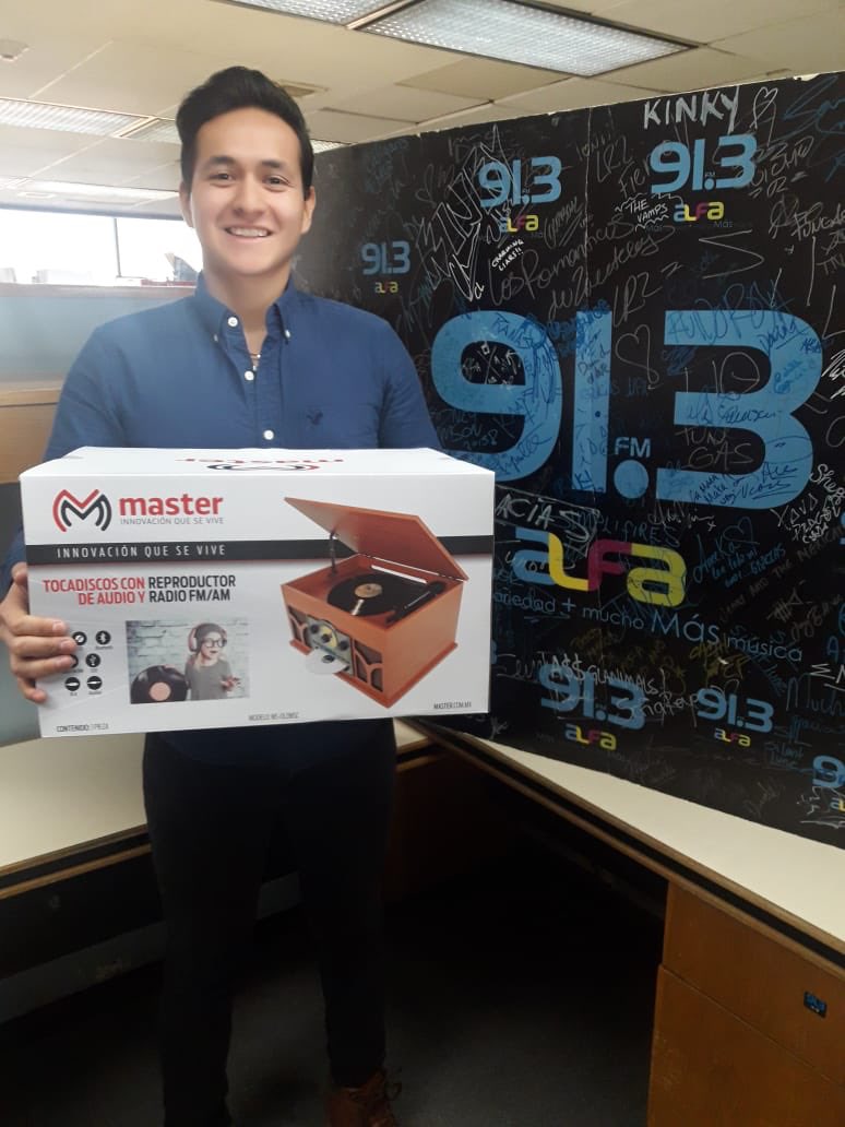 alfa913fm's tweet photo. Ellos son algunos de los ganadores de #AlfaDrones y Tocadiscos Retro de @Master_Expertos 👏🏼😊 ¡Sigue escuchando y participando con nosotros en @alfa913fm #DondeTodoNace! @aesquinca @MariannaAlfa @MonicadeAlfa @CristinaEnAlfa https://t.co/DZJf17S7Wv