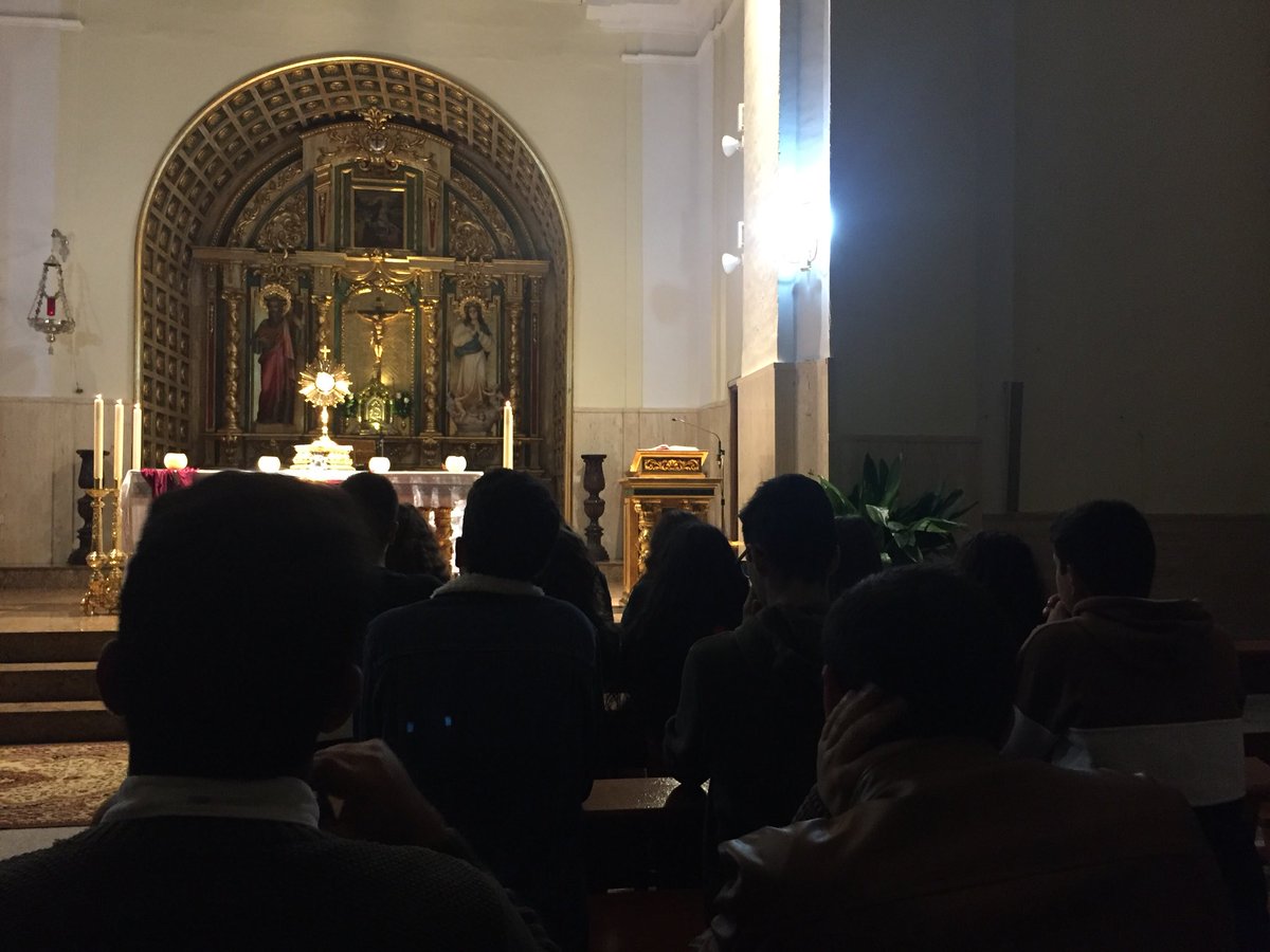 arcijoven's tweet photo. Postrados a tus pies los #jóvenes del #ArciprestazgodeQuintanar queremos adorarte Jesús https://t.co/Xw31FduWl0