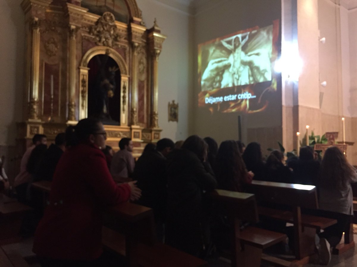 arcijoven's tweet photo. Postrados a tus pies los #jóvenes del #ArciprestazgodeQuintanar queremos adorarte Jesús https://t.co/Xw31FduWl0