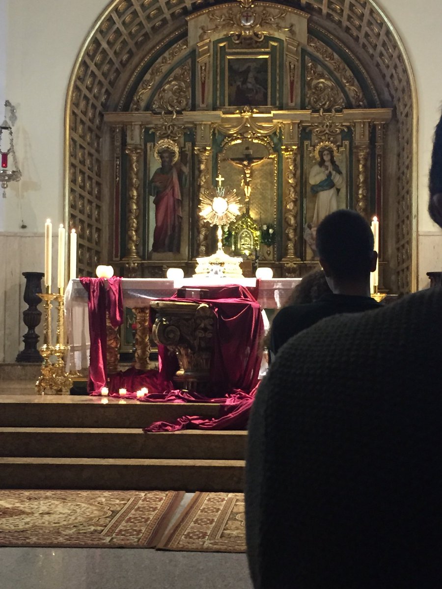 arcijoven's tweet photo. Postrados a tus pies los #jóvenes del #ArciprestazgodeQuintanar queremos adorarte Jesús https://t.co/Xw31FduWl0