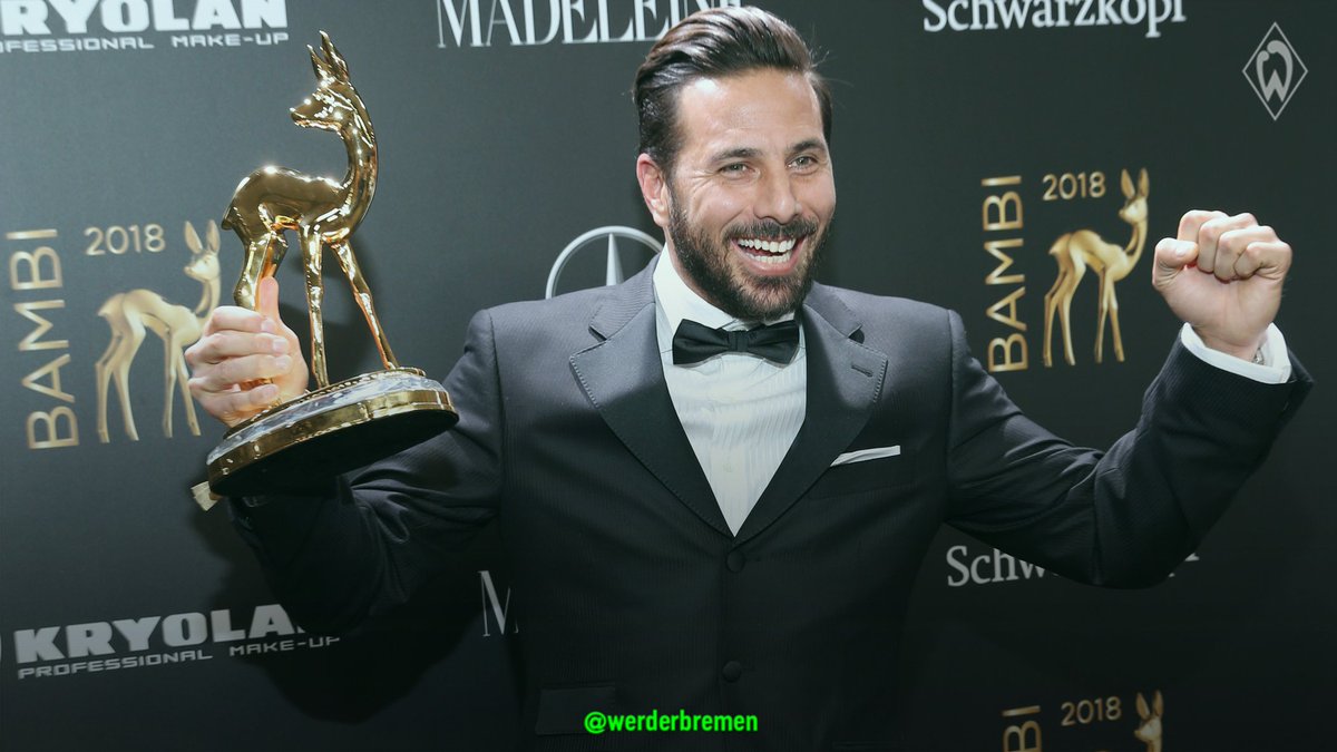 werderbremen's tweet image. Jubeln steht ihm einfach! 💚 

👉 svw.de/PizarroBambi

#Werder | #Bambi2018 | @pizarrinha | @bambi
