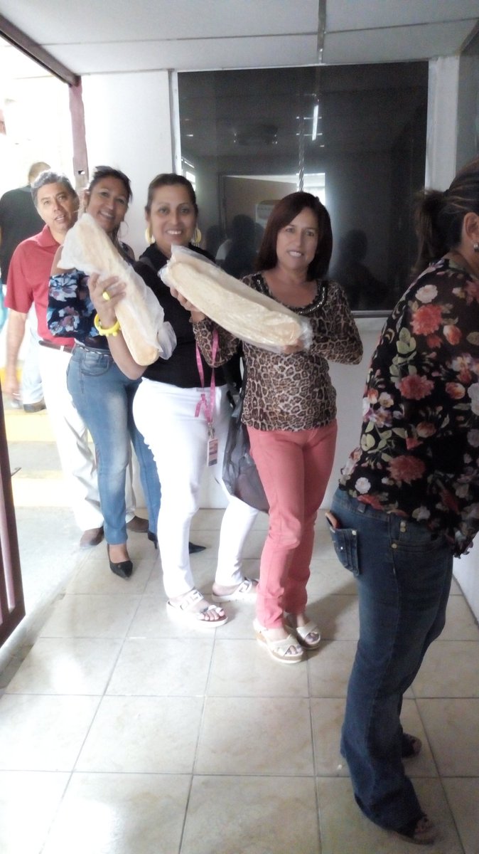 #AhoraNoticias Trabajadores @TransporteGobVe TRUJILLO reciben Jornada D Pan convenio C Alcaldía D Valera y Panaderías <a href="/tupamarohipolit/">Hipo Lito</a> <a href="/VicetrVzla/">ViceTransTerrestre</a> <a href="/claudiorfarias/">Claudio R. Farias A.</a> @Iroschima_JPSUV <a href="/AlcaldiaBValera/">Alcaldía Bolivariana</a> <a href="/NicolasMaduro/">Nicolás Maduro</a> <a href="/dcabellor/">Diosdado Cabello R</a> <a href="/ENVIAL_MPPT/">ENVIAL</a> <a href="/GobTrujillo/">Gobierno de Trujillo</a> <a href="/ViceVenezuela/">Vicepresidencia Vzla</a>