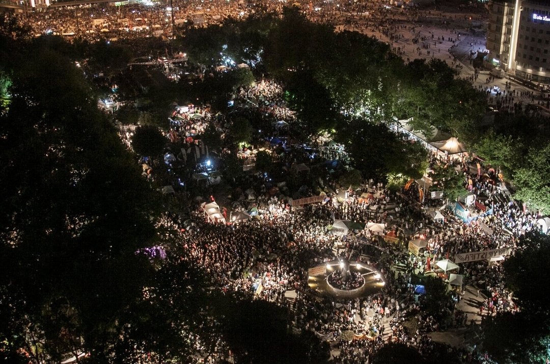 Bizler bir yerlerden getirilmedik. Hep buradaydık.
Bazen barikatta, bazen çadırda, bazen bir koroda.
Amfilerimizden çıkıp çıkıp geldik.
#HepimizGezideydik