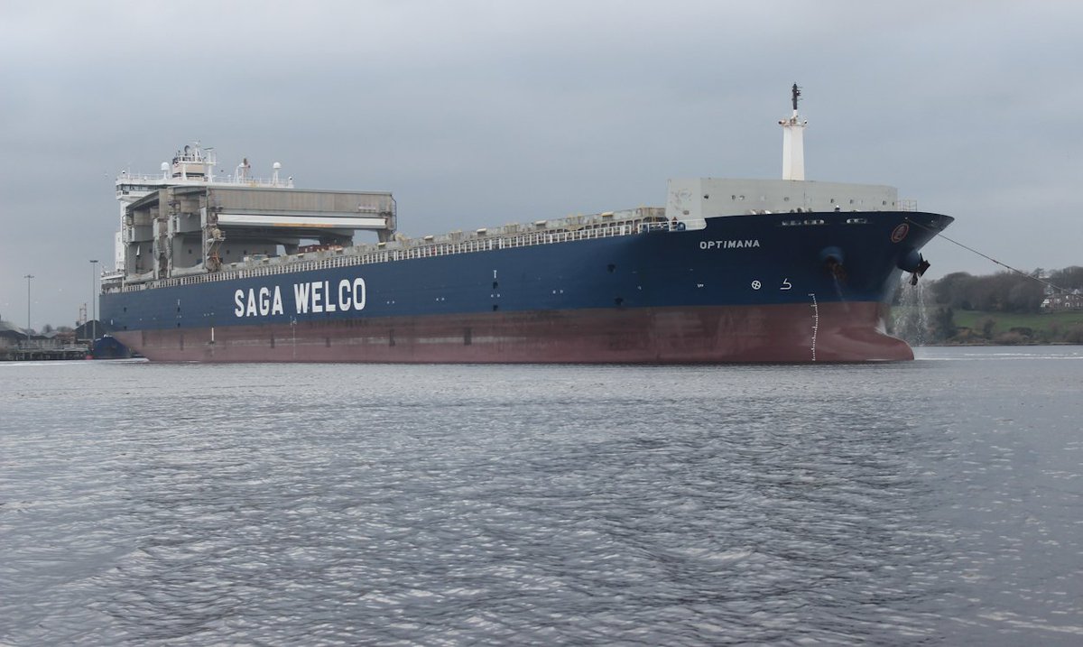 martinastro2005's tweet photo. Optimana entering Foyle Port today, 212.5m in length, forest product carrier, the captain was waving at us. https://t.co/19Wt2BjIl1 #ship #foylport #loughfoyle #optimana https://t.co/OMu0xaEwvQ