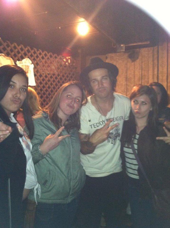 lynniferrr's tweet photo. . @RyanCabrera do you remember this photo? Asking for a friend. Can't wait to see you tonight!! Maybe reinact this photo. #pop2000tour #mulcahys @MulcahysPub https://t.co/eEwYqhKELQ