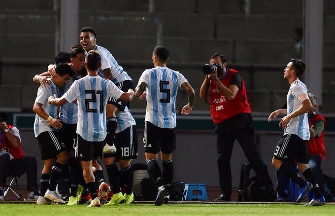¡Se acabó!

Con gol de #FunesMori y autogol de #IsaácBrizuela, #Argentina 🇦🇷 derrotó 2-0 a #México 🇲🇽  

¿Podrá ganar la vuelta el #Tri?