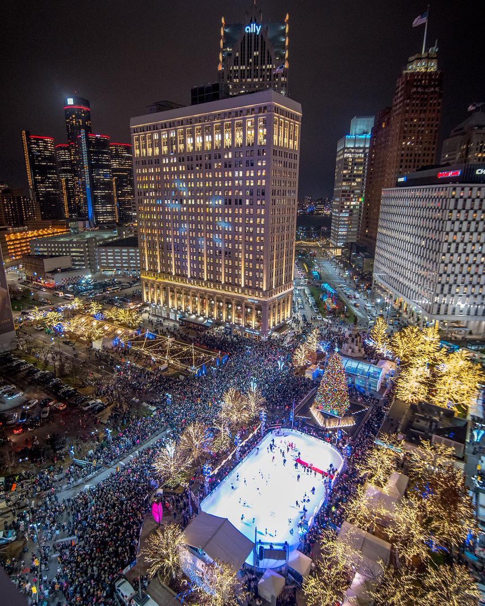 Christmas in the D is officially here..🎄 Photo: Felicia Fullwood Photography