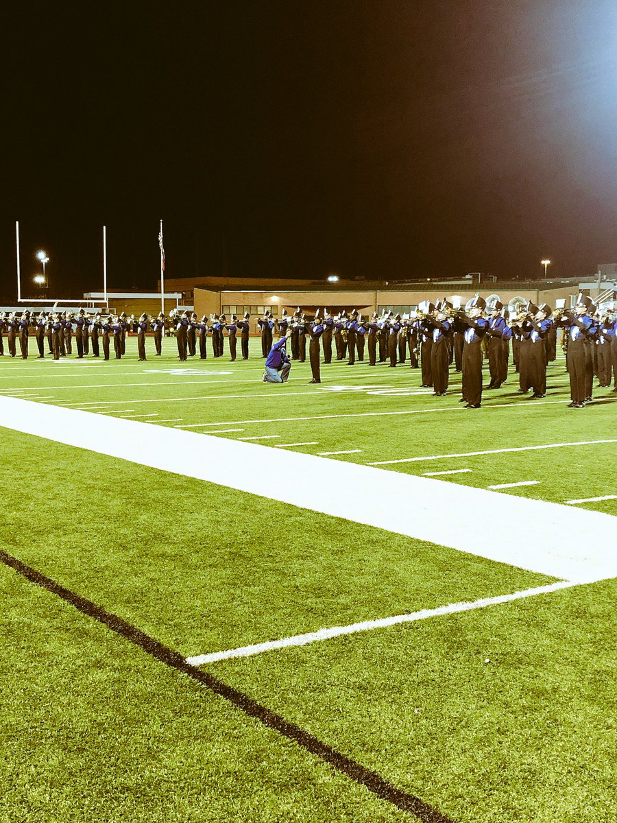 JessicaKromholz's tweet photo. Beautiful performances by @KleinBand and @bearkadettes tonight‼️ #bandsolorocked #Beatles #SparklyPoms #coldfridaynightlights #favoritefootballweather https://t.co/V5JEzGSocP