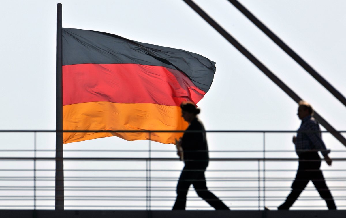 Georgias1's tweet photo. Es läuft schon seit dem Mauerfall unrund in der Welt. Der #KalteKrieg war ein #Stabilitätsfaktor, der ungehemmten #Kapitalismus und #Sozialismus in Schach hielt. Nun sind beide Kräfte im #Globalismus  aus dem Käfig befreit. Was der Westen erlebt, ist das Heunterfahren der Filter! https://t.co/5kB2NxzLIL