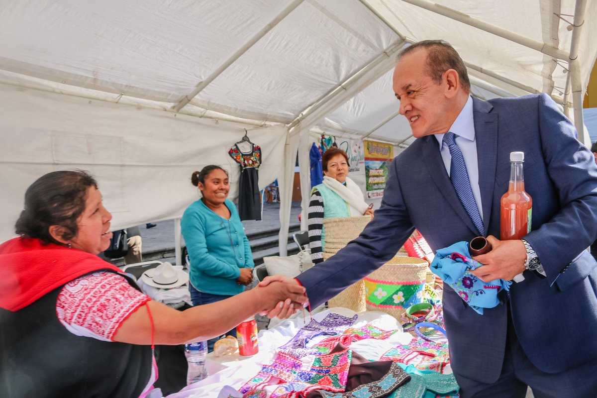 cobaep's tweet photo. En la "Primera Muestra Artesanal COBAEP 2018", el Director General en compañía de estudiantes, alumnos, docentes y público en general, disfrutaron de muestras gastronómicas y artesanías de 12 municipios de la entidad así como bailables típicos de la región de Tehuacán. https://t.co/nQ7D4JfcWM