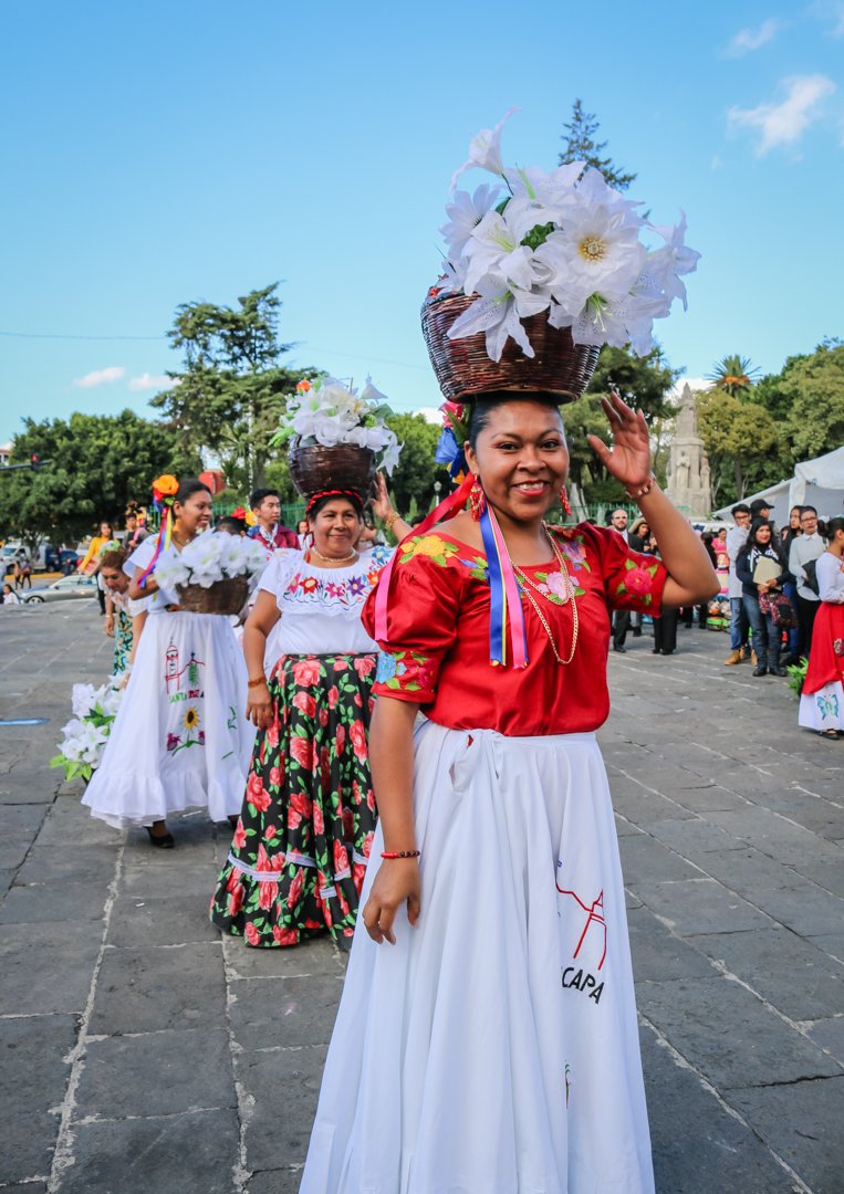 cobaep's tweet photo. En la "Primera Muestra Artesanal COBAEP 2018", el Director General en compañía de estudiantes, alumnos, docentes y público en general, disfrutaron de muestras gastronómicas y artesanías de 12 municipios de la entidad así como bailables típicos de la región de Tehuacán. https://t.co/nQ7D4JfcWM