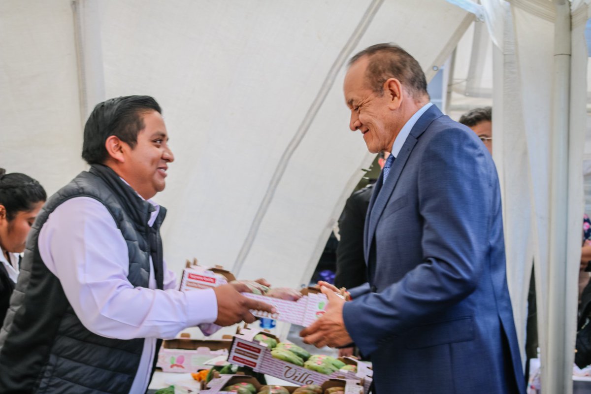 cobaep's tweet photo. En la "Primera Muestra Artesanal COBAEP 2018", el Director General en compañía de estudiantes, alumnos, docentes y público en general, disfrutaron de muestras gastronómicas y artesanías de 12 municipios de la entidad así como bailables típicos de la región de Tehuacán. https://t.co/nQ7D4JfcWM