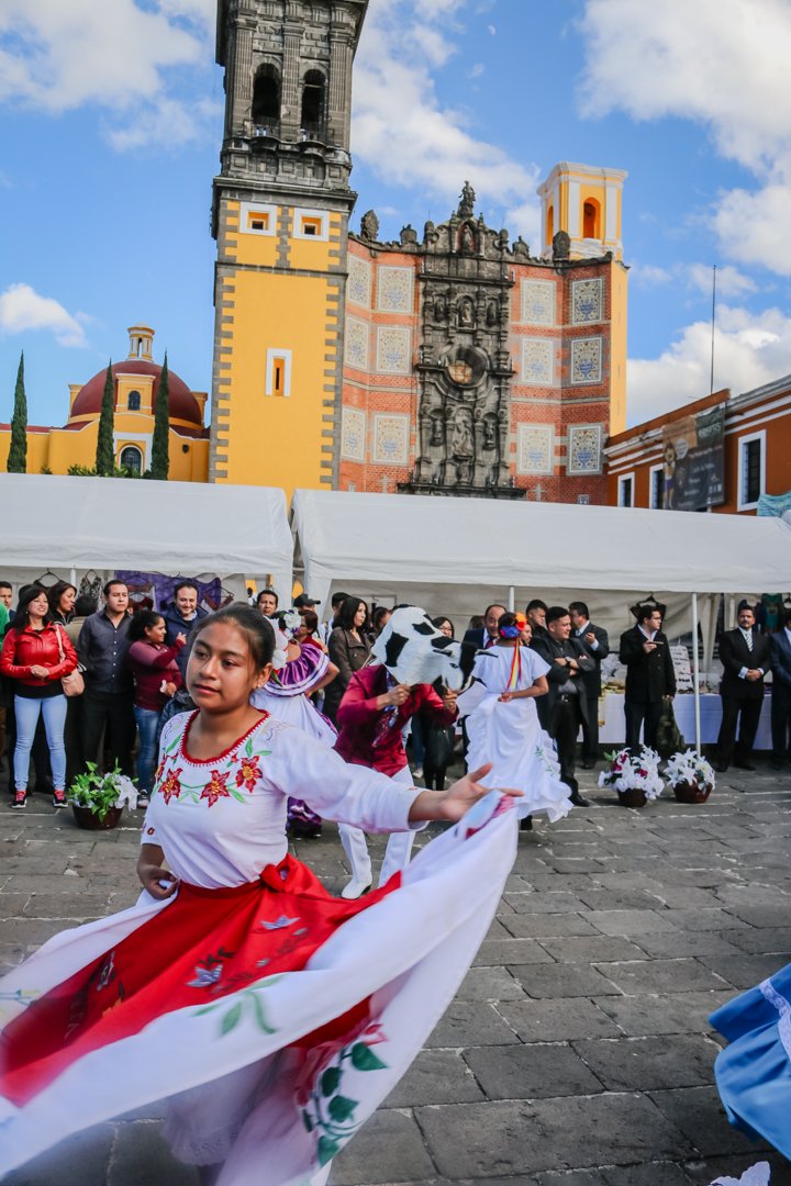 cobaep's tweet photo. En la "Primera Muestra Artesanal COBAEP 2018", el Director General en compañía de estudiantes, alumnos, docentes y público en general, disfrutaron de muestras gastronómicas y artesanías de 12 municipios de la entidad así como bailables típicos de la región de Tehuacán. https://t.co/nQ7D4JfcWM
