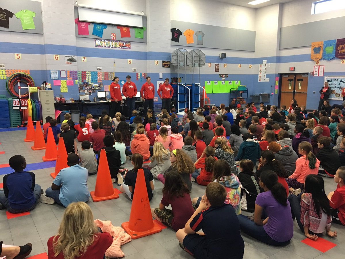 UHCougarBB's tweet photo. Beyond the field... Members of Houston Baseball visiting fifth-graders at Keith Elementary. #M64 https://t.co/hPU3tSgzqE