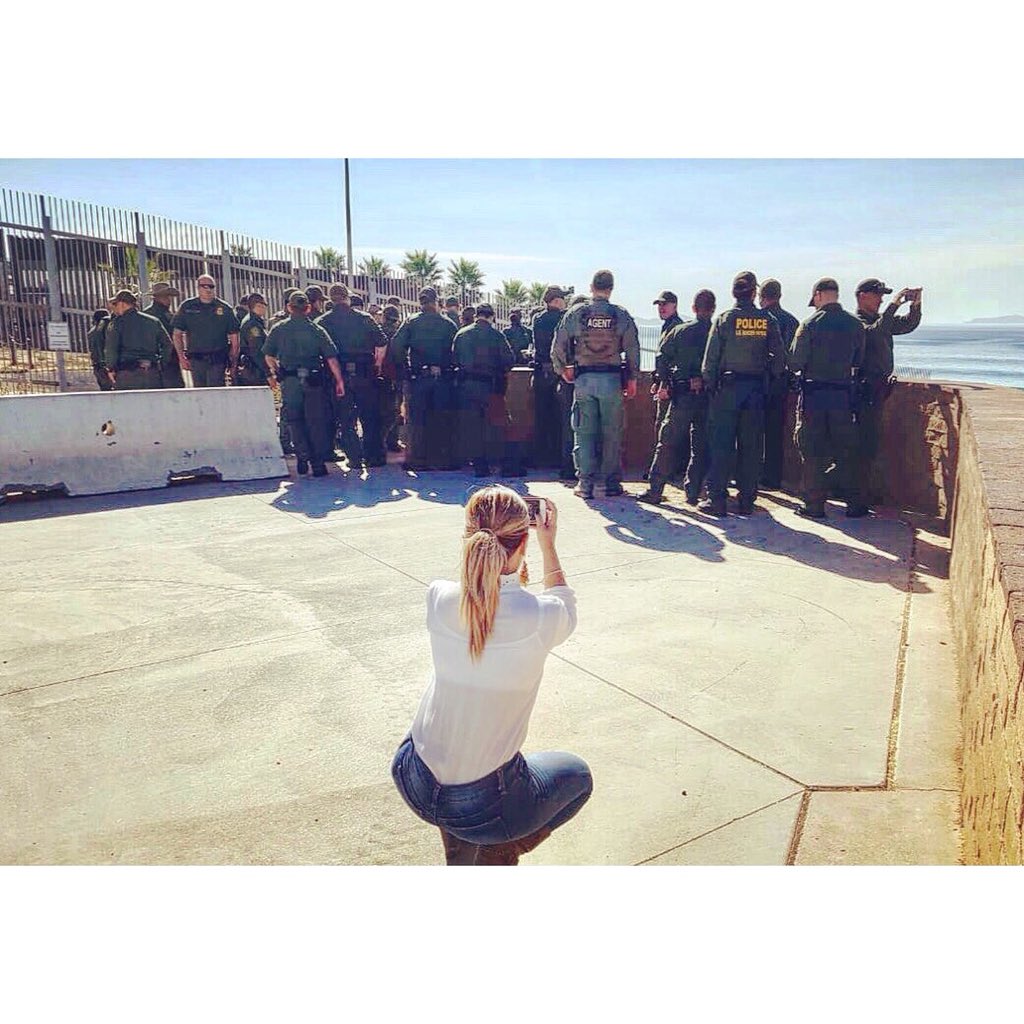 EstephaniaBaez's tweet photo. Border child, border life... La vida fronteriza te regala una doble perspectiva de la vida. #Reporter #Border #Media #Tv #Broadcast #BorderChild #Borderlife #Borderpatrol #SanDiego #Tijuana #News #TvAzteca https://t.co/2m3pp5QM0w