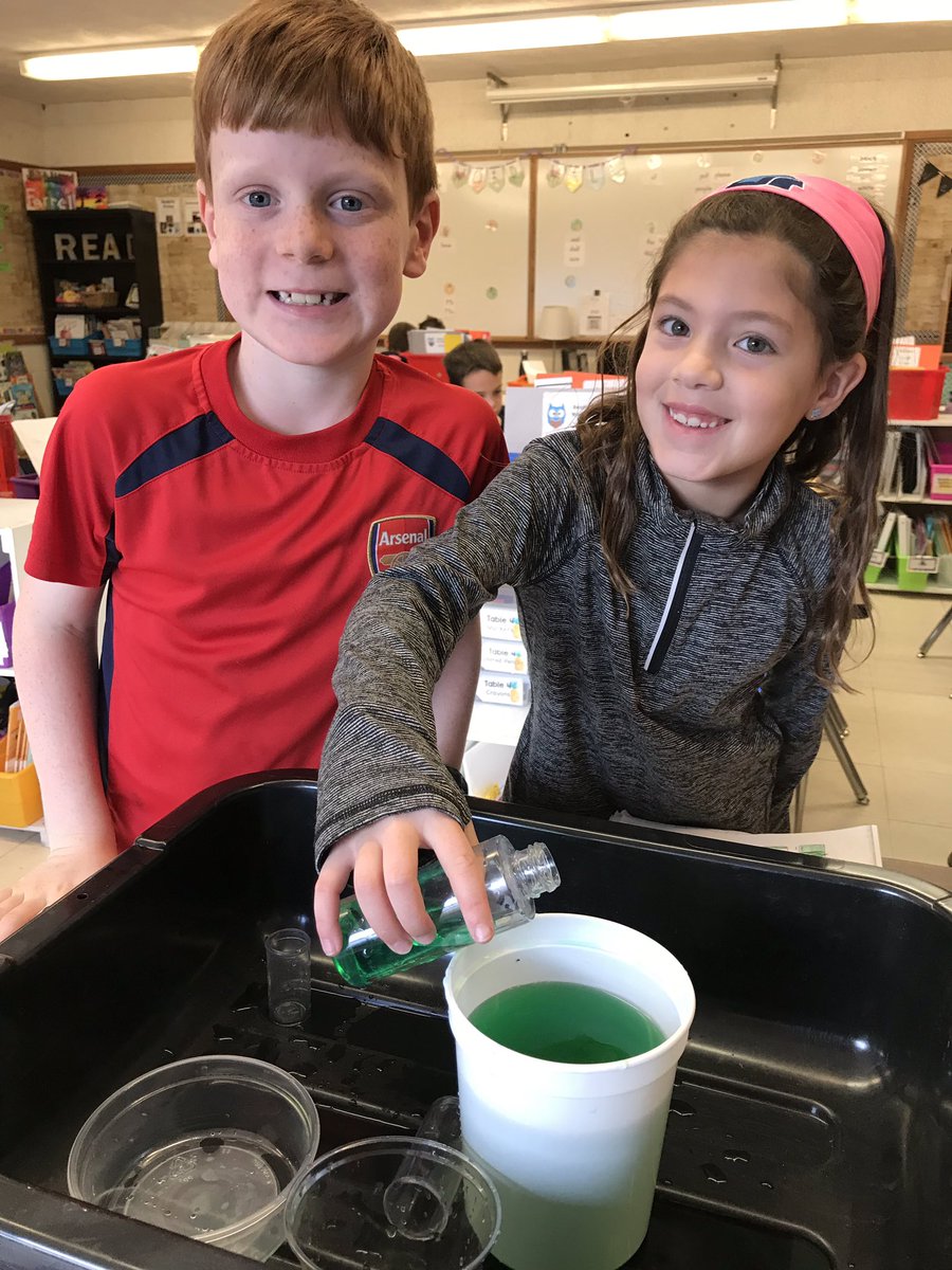 msfarrell108's tweet image. Pouring liquids into different size containers #fossscience #medfieldps #wheelockians