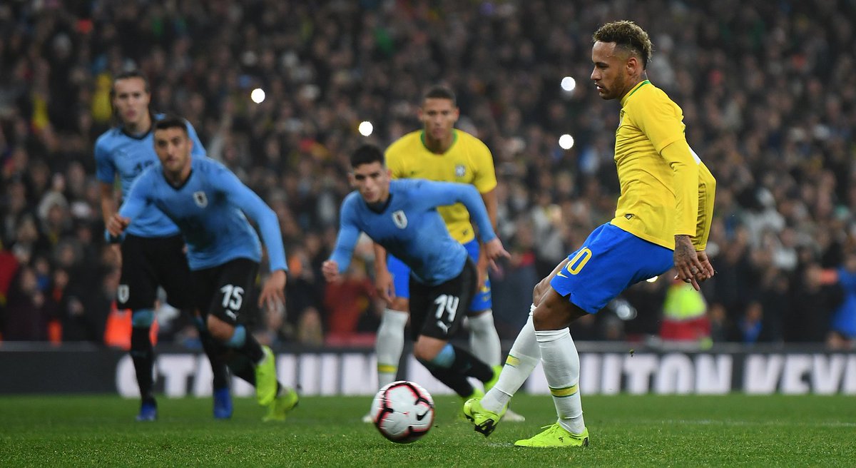 Neymar, tirando el penalti de la victoria.