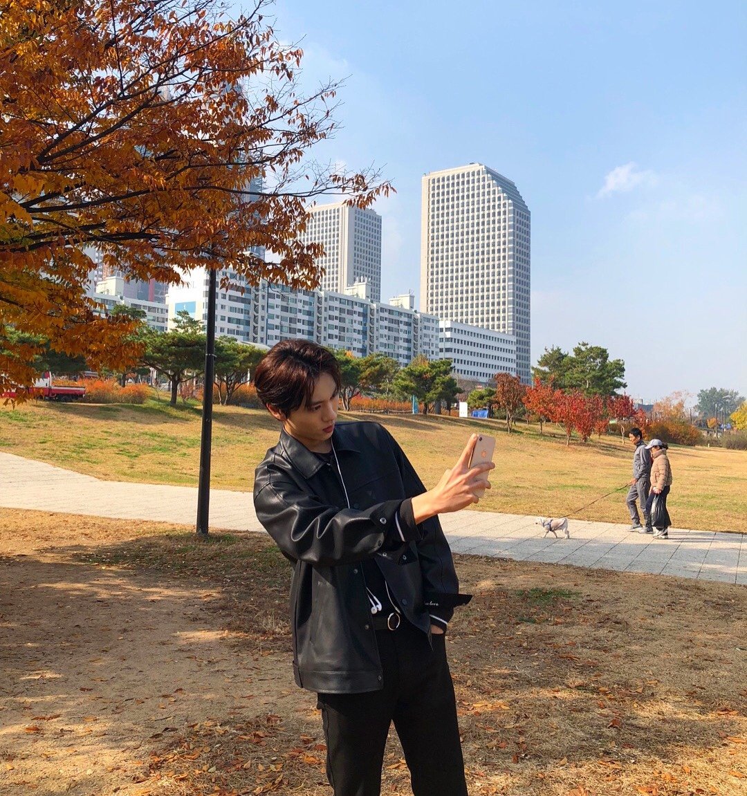 Black6ixFR's tweet photo. [Twitter] 10.11.18

[The King] Sortie du week-end 😊

#FleuveHan #Yeouido #Gyeongbokgung #Jongno #aujourdhui #météo
———————
Crédits
• Source : black6ix_twt
• KR > FR : Black6ix France https://t.co/4gH1k3eLcR
