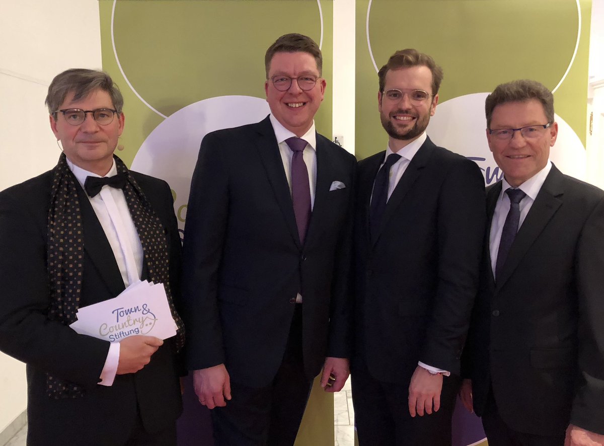 #Franchise gives back: Ganz ganz beeindruckende 16 Projekte, die heute Abend bei der Stiftung von <a href="/towncountryhaus/">Town & Country Haus</a> ausgezeichnet werden: zum Wohle von benachteiligten Kindern und ehrenamtlichen Engagement. Großartig, was Ihr da macht!