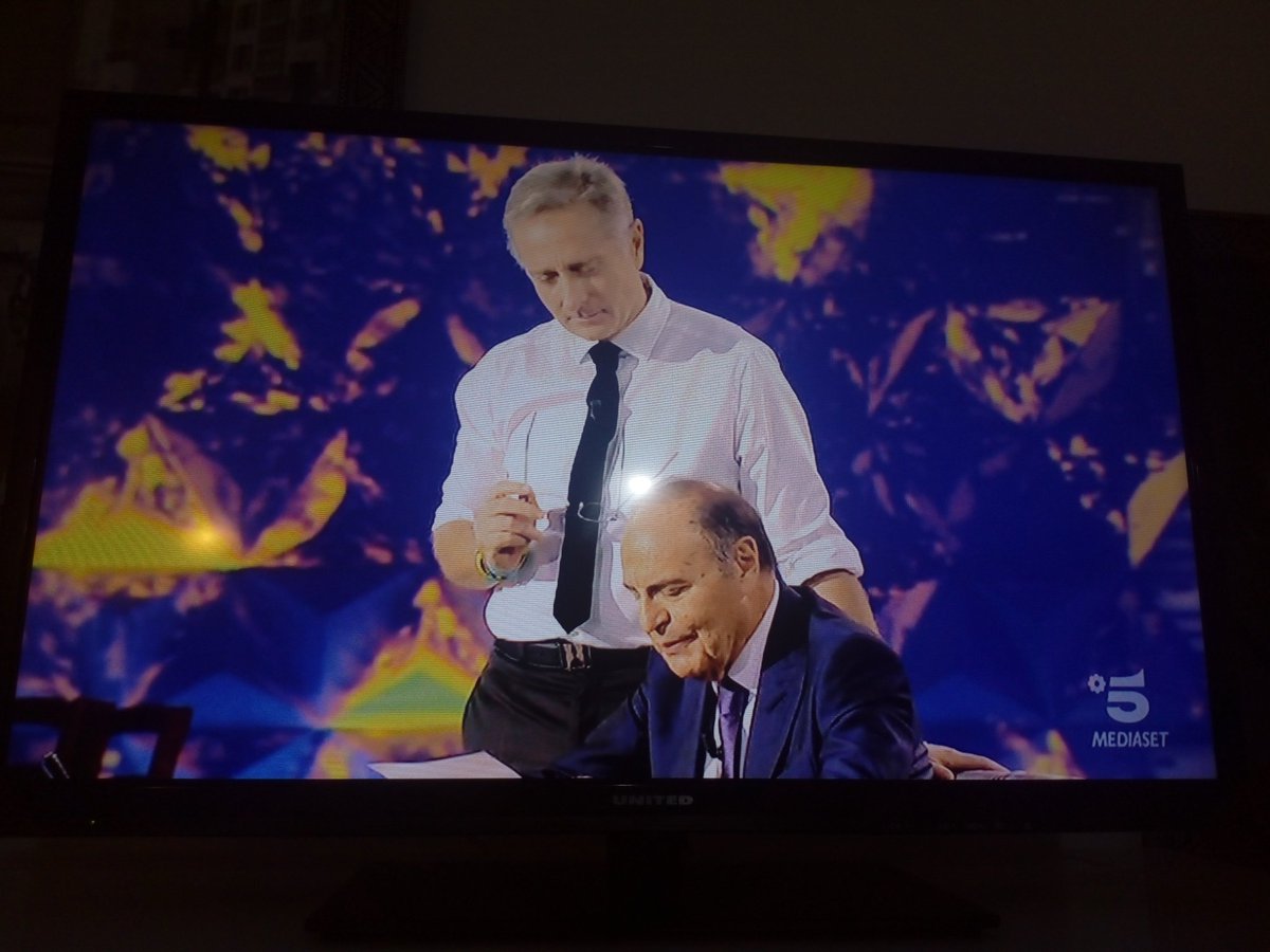 dokarleo's tweet photo. Quando stai guardando serenamente scherzi a parte e all'improvviso compare @BrunoVespa a colonizzare anche @canale5 presentando il suo milionesimo e inutile libro di Natale #PaoloBonolis #libridaleggere https://t.co/7O3laSoI6c