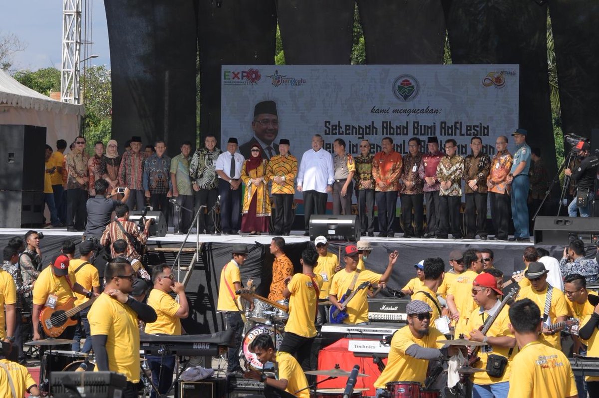 EkoSandjojo's tweet photo. Festival Pesisir Pantai Panjang, Ekspo Bengkulu, Ekspo BUMDes, dan promosi Pembangunan Kawasan Perdesaan di Sport Center Bengkulu, Jumat (16/11/2018). Lebih dari 200 BUMDes mempromosikan produk unggulan mereka pada acara yang berlangsung hingga 20 November mendatang. https://t.co/wO9ECgn6ZN