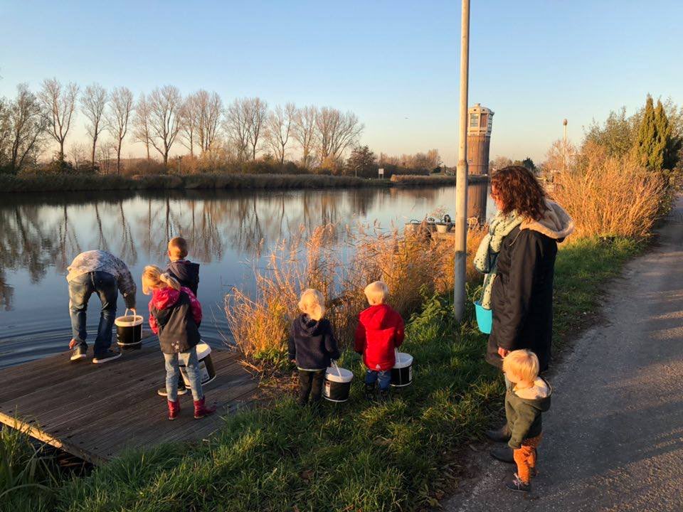 stefandewalle's tweet photo. Hier in #zaanstad in de #zaan proberen kinderen met emmertjes het #waterpeil te verhogen voor de #intocht van #Sinterklaas #Sinterklaasjournaal @omroepntr #alleskomtgoed https://t.co/ABcMUpAcBC