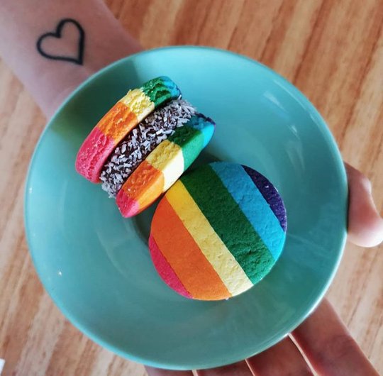 Mañana es la Marcha del Orgullo LGBT y el bar de culto <a href="/CafeNegroOK/">NEGRO. Cueva de café</a> creó para la ocasión unos increíbles alfajores performáticos. No puedo dejar de mirarlos.