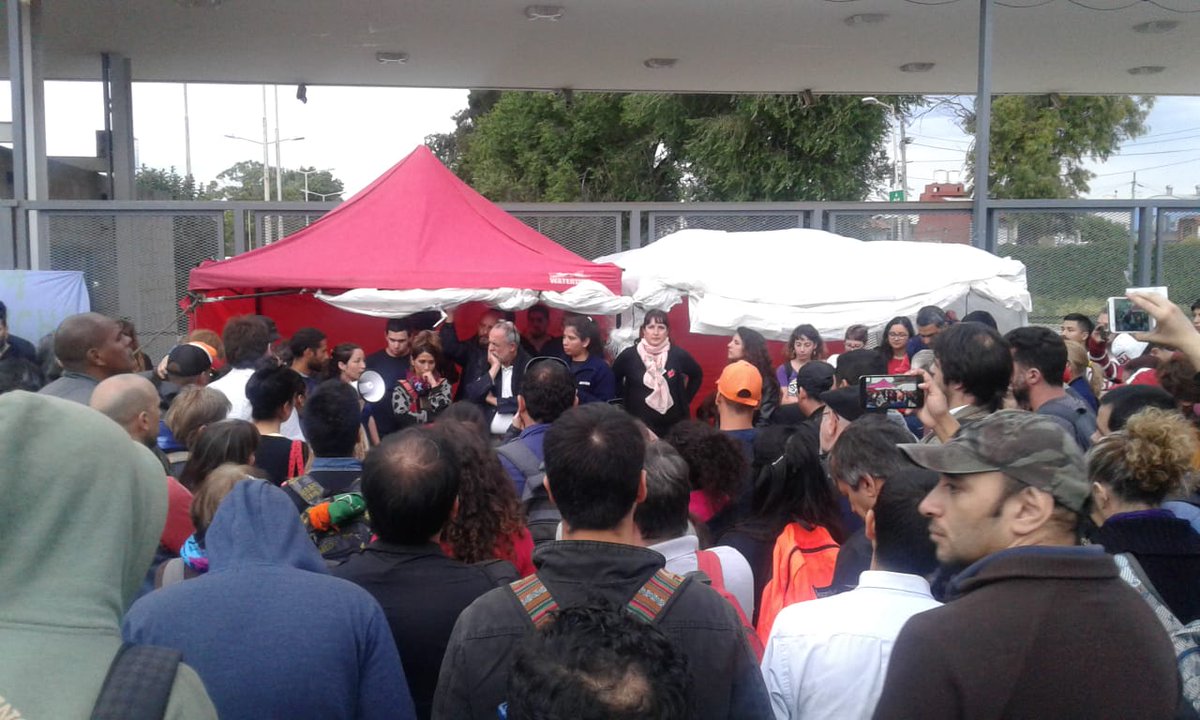 Cele_Fierro's tweet photo. #AHORA asamblea en las puertas de #Siam apoyando la lucha de sus trabajadores contra los despidos, contra la militarización de la fábrica y por la coordinación de todas las luchas!! #SiamEnLucha https://t.co/vmtvgM5mhs