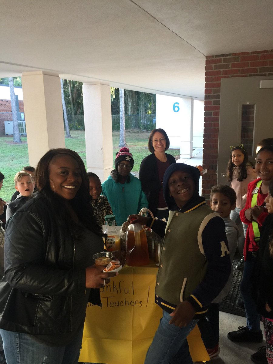 burneymedia's tweet photo. @BurneyElem @Miranda_Rasner  @A_Black1969 @Lisajhendricks1 Student Council spreads Thanksgiving cheer! So much fun to see these kids give back...💕 https://t.co/Dj6neOLmww