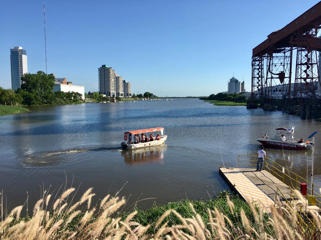 AValsagna's tweet photo. Lanzamos la temporada de verano de paseos náuticos #LaRibereña. Un proyecto social de turismo sustentable, con el apoyo de @UNLitoral. Los Guardianes del Río ahora salen todos los días a las 18 y también a las 20 para ver las luces de la ciudad desde el agua! #SantaFeTuristica https://t.co/i7mlH6eDUl