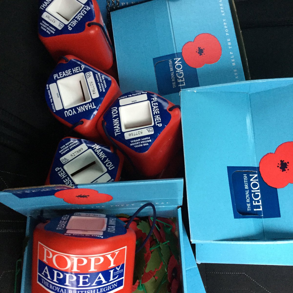 Siobhain_Mc's tweet photo. Last job of the @PoppyLegion season- collecting in all the @PoppyLegion collecting tins! Thank you #BlueCrossSW19 #KissMeHardySW19
#HolidayInnExpressSW19 #RoyalStandard #CWLibrary #ColliersWoodCommunityC @gafishbar @thegorringepark https://t.co/rWA83H59k9