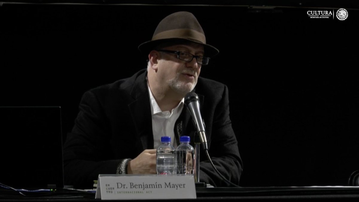 cenartmx's tweet photo. Benjamín Mayer nos habla de un mundo lleno de diálogos aún no realizados en el contexto del poscapitalismo. ¿Cómo abordar los saberes negativos, los contenidos de las cajas negras? #EncuentroACT 👾 https://t.co/8PWzDvpqkw
