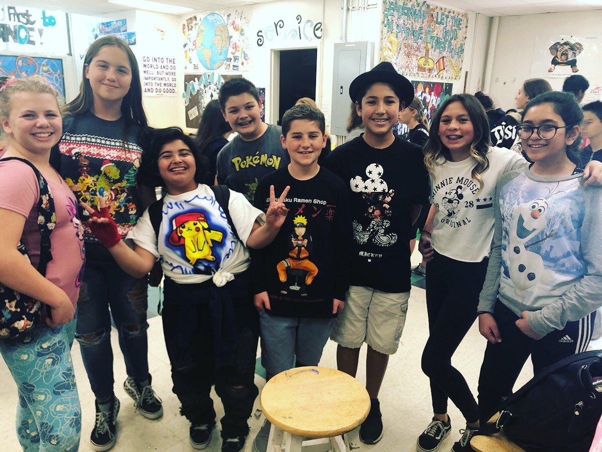 sinaloasabers's tweet photo. From our cast of characters to yours, have an awesome Thanksgiving Break, Sabers! #sms1819 #sinaloasabers #cartooncharacterday https://t.co/bIeLAIFhX1