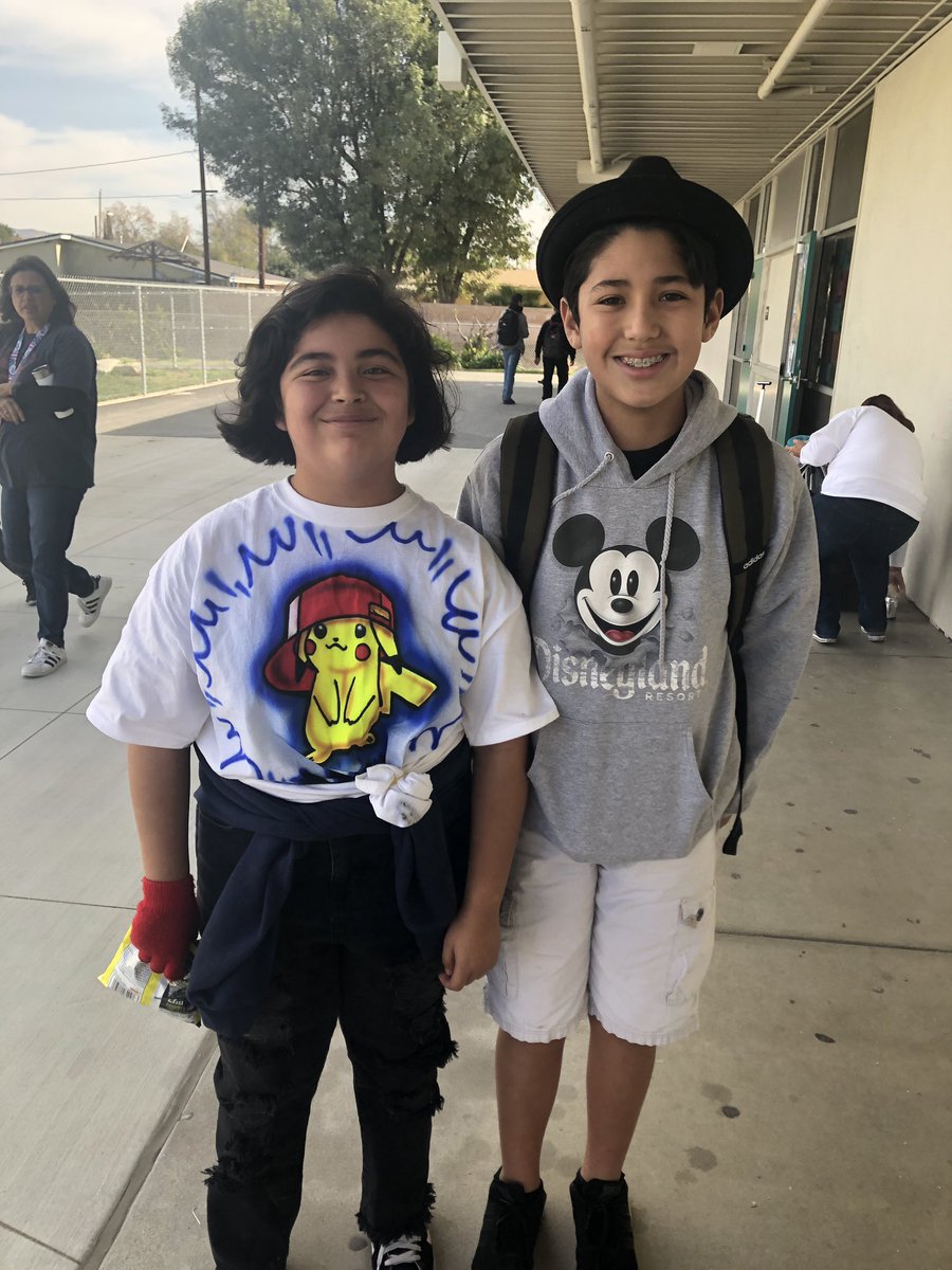 sinaloasabers's tweet photo. From our cast of characters to yours, have an awesome Thanksgiving Break, Sabers! #sms1819 #sinaloasabers #cartooncharacterday https://t.co/bIeLAIFhX1