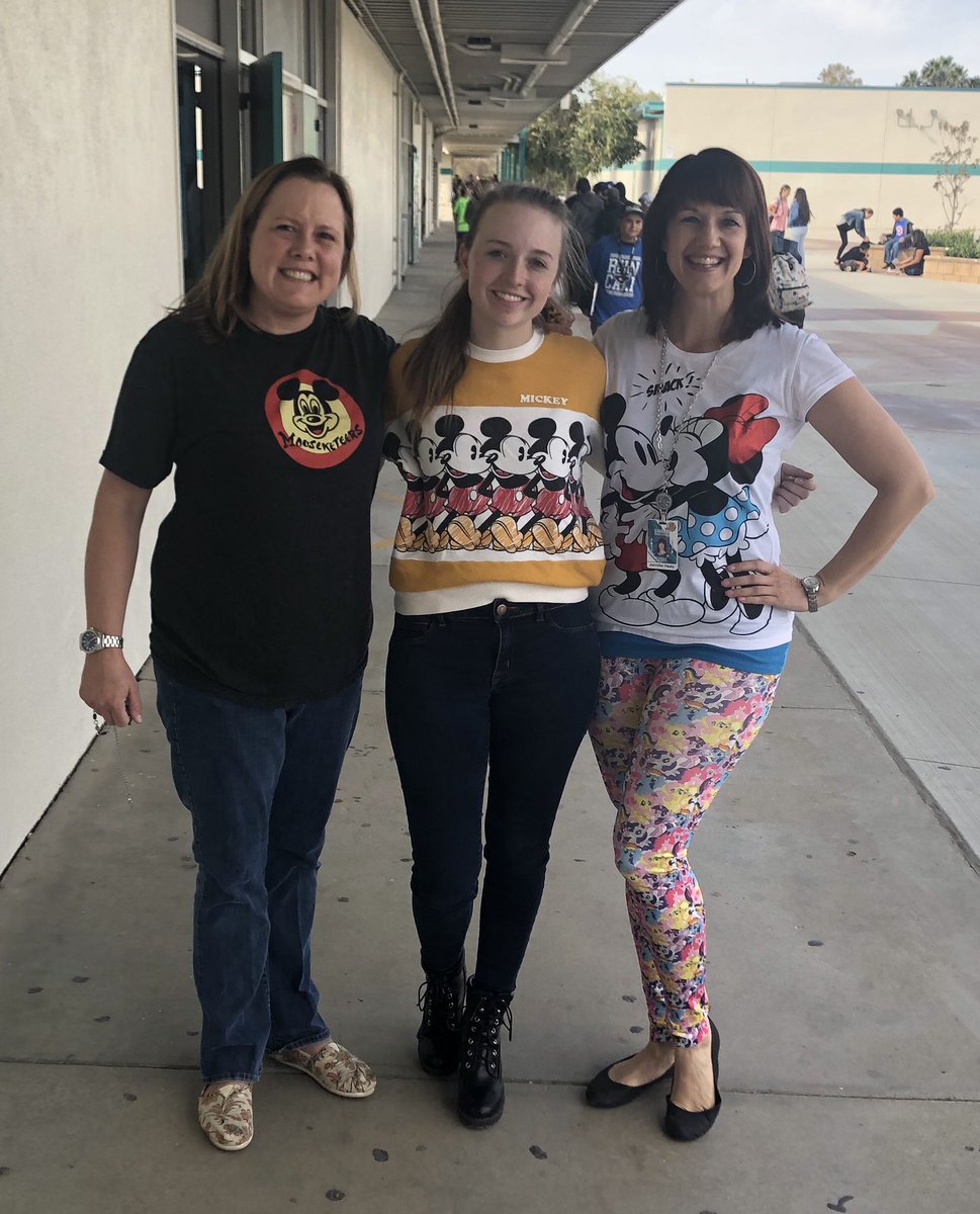 sinaloasabers's tweet photo. From our cast of characters to yours, have an awesome Thanksgiving Break, Sabers! #sms1819 #sinaloasabers #cartooncharacterday https://t.co/bIeLAIFhX1