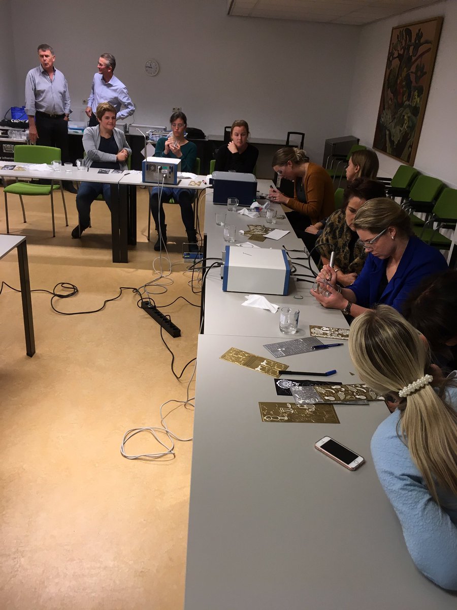 Aesculap_PS's tweet photo. Weer gastvrij ontvangen op de @Boerhaave_LUMC en zijn de #zusters lekker bezig met frezen op glazen. #iedereenblij #kaakchirurgie #elan4 #aesculapakademie https://t.co/ljEZz44SeE