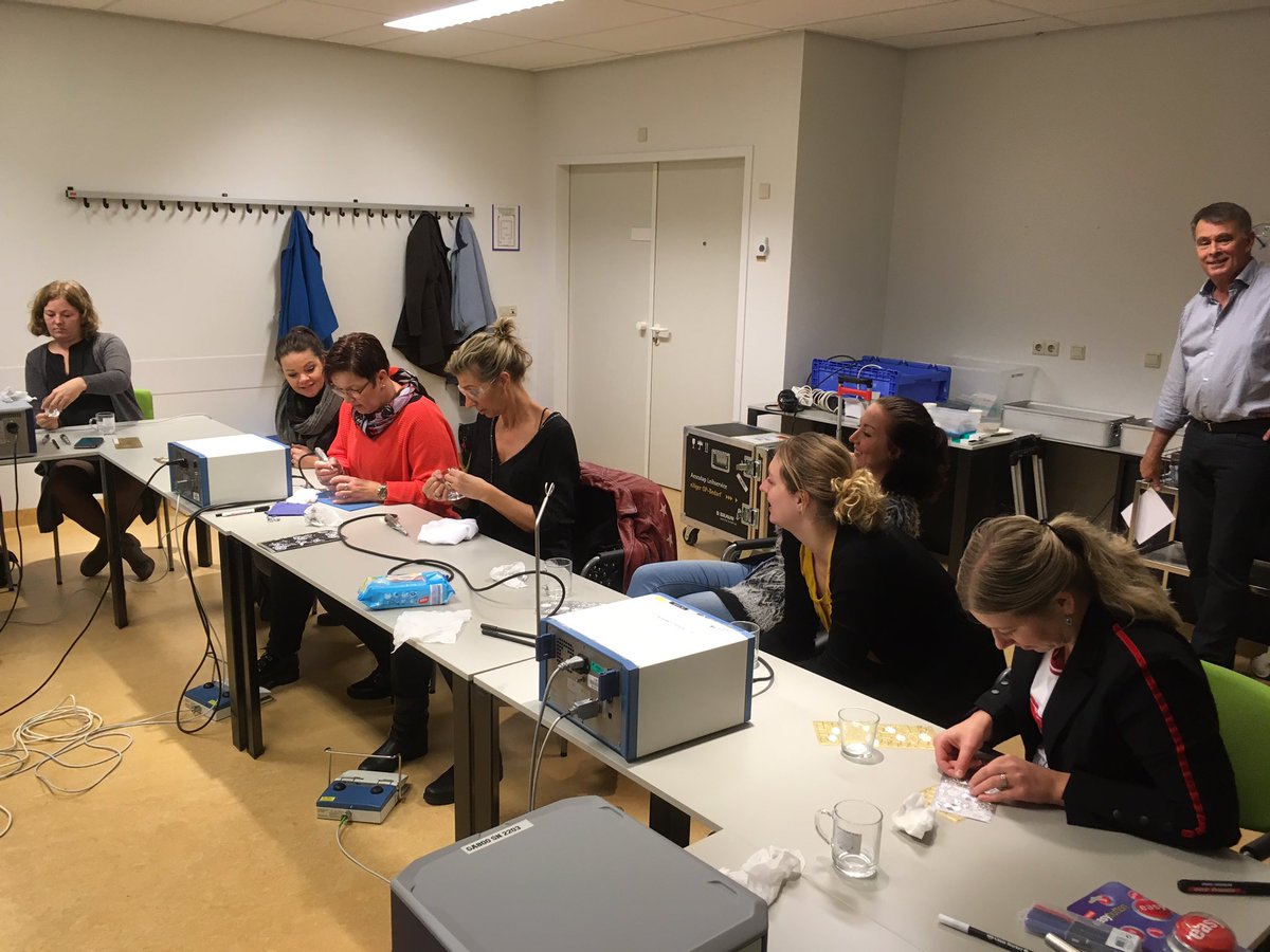 Aesculap_PS's tweet photo. Weer gastvrij ontvangen op de @Boerhaave_LUMC en zijn de #zusters lekker bezig met frezen op glazen. #iedereenblij #kaakchirurgie #elan4 #aesculapakademie https://t.co/ljEZz44SeE