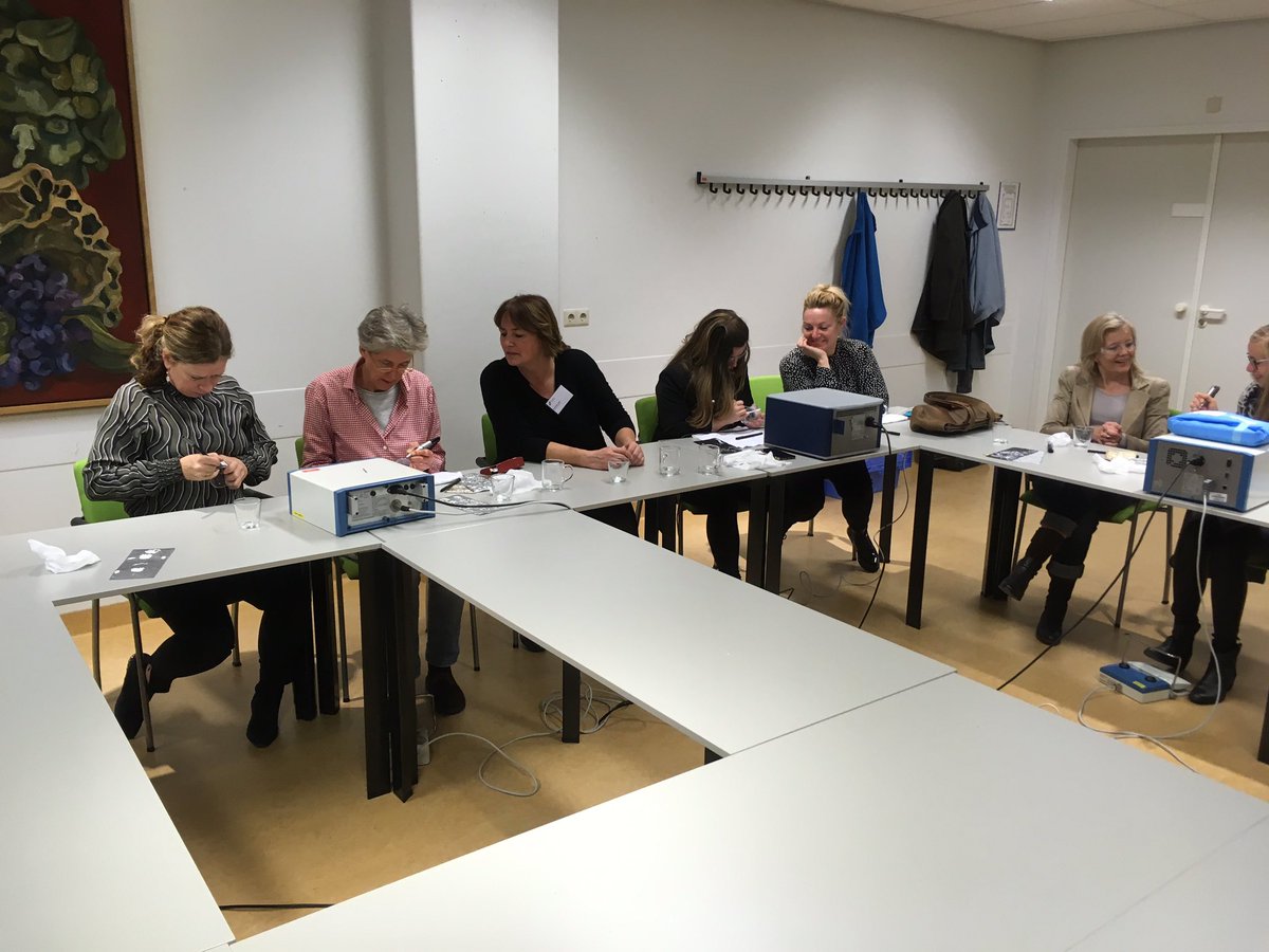 Aesculap_PS's tweet photo. Weer gastvrij ontvangen op de @Boerhaave_LUMC en zijn de #zusters lekker bezig met frezen op glazen. #iedereenblij #kaakchirurgie #elan4 #aesculapakademie https://t.co/ljEZz44SeE