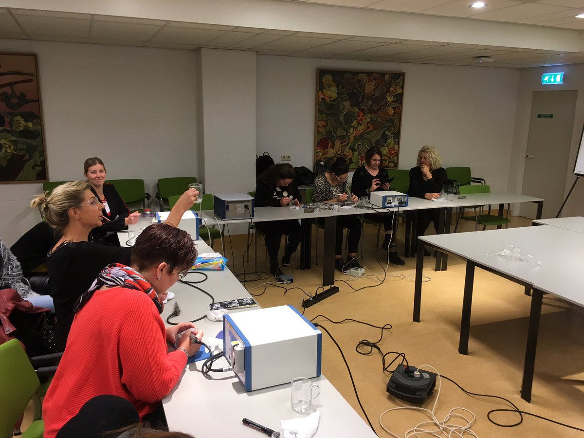 Aesculap_PS's tweet photo. Weer gastvrij ontvangen op de @Boerhaave_LUMC en zijn de #zusters lekker bezig met frezen op glazen. #iedereenblij #kaakchirurgie #elan4 #aesculapakademie https://t.co/ljEZz44SeE