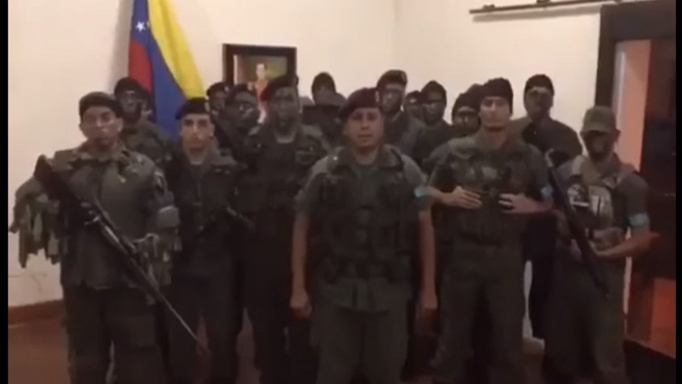 Este viernes el Tribunal Militar Tercero de Control acordó el pase a juicio del capitán Juan Carlos Caguaripano y otros implicados en el asalto al Fuerte Paramacay. En la audiencia preliminar, el oficial denunció las torturas sufridas durante su detención. bit.ly/2RYVql8