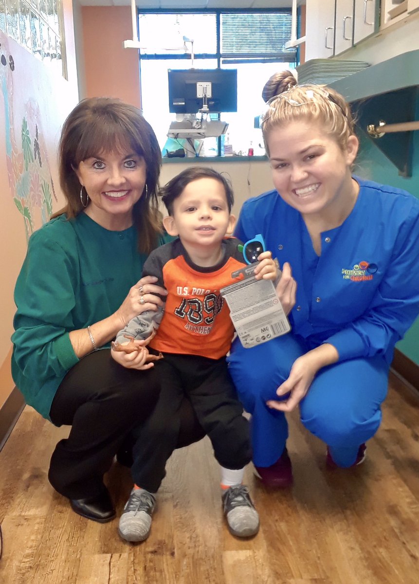 childrensdds's tweet photo. 🎉😁 We’re going into the weekend w/a cool picture from Dr. Ellington, team member Marcie &amp; their patient, Lemuel! Healthy doses of fun &amp; hugs are always in store at Dentistry for Children in Stockbridge, Georgia Eagles Pointe!! 
#KidsDentist #StockbridgeDentist #Community #Kids https://t.co/4EJ2e1vMy5