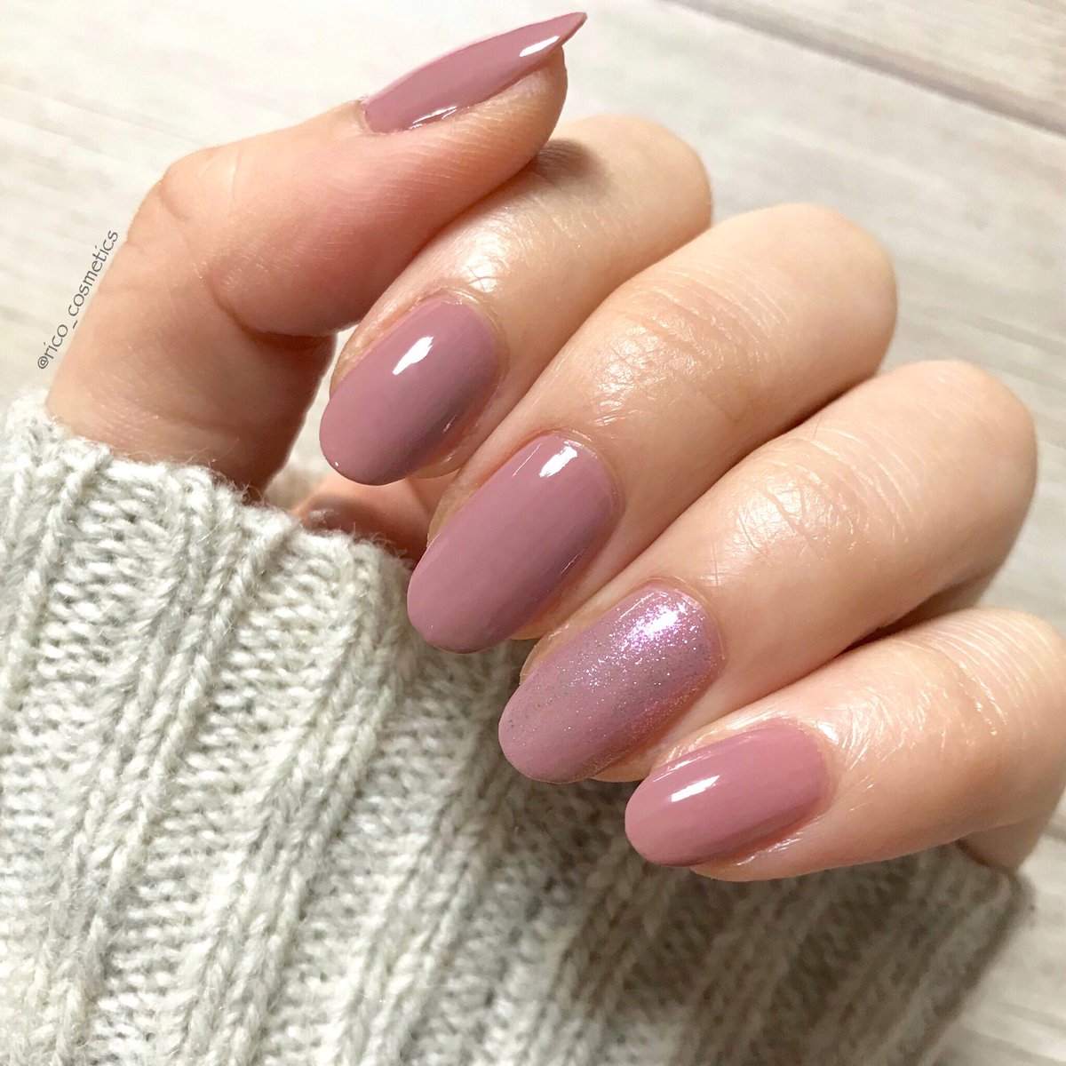 りこ ネイルを少し新調 Opi Isl F16を全部の指に二度塗り 薬指はzoya を重ねました マットなグレイッシュピンクにアクセントが効いて良い感じ どっちも初めて買ってみたけど 速乾性と塗りやすさに感動 Zoya Zp5はグリーンやピンクの偏光ラメが輝く りこ ネイルを少し新調 Opi Isl F16を全部の指に二度塗り 薬指はzoya を重ねました マットなグレイッシュピンクにアクセントが効いて良い感じ どっちも初めて買ってみたけど 速乾性と塗りやすさに感動 Zoya Zp5はグリーンやピンクの偏光ラメが輝く