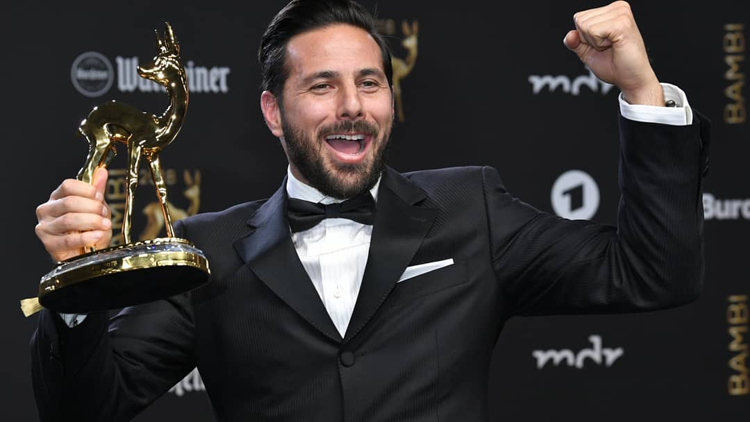 SC_ESPN's tweet photo. ¡Leyenda! El peruano Claudio Pizarro, a sus 40 años, recibió el Premio Bambi en Berlín por su trayectoria en la Bundesliga. Un galardón que supo estar en las manos de Muhammad Ali, Franz Beckenbauer y Boris Becker, entre otros históricos del deporte. https://t.co/L34fQQrUGU
