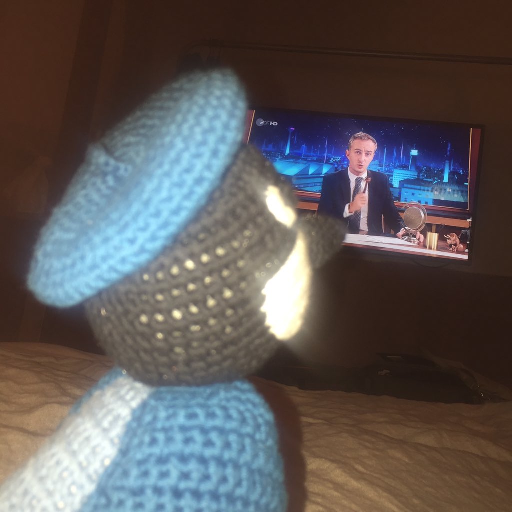 AnMilz's tweet photo. GutenachtTVgucken mit @janboehm u #Schlafmeise im Schaffnerlook #ZugDieWocheUndIch #afterwork #ena2018 https://t.co/zjCLgXMBmZ