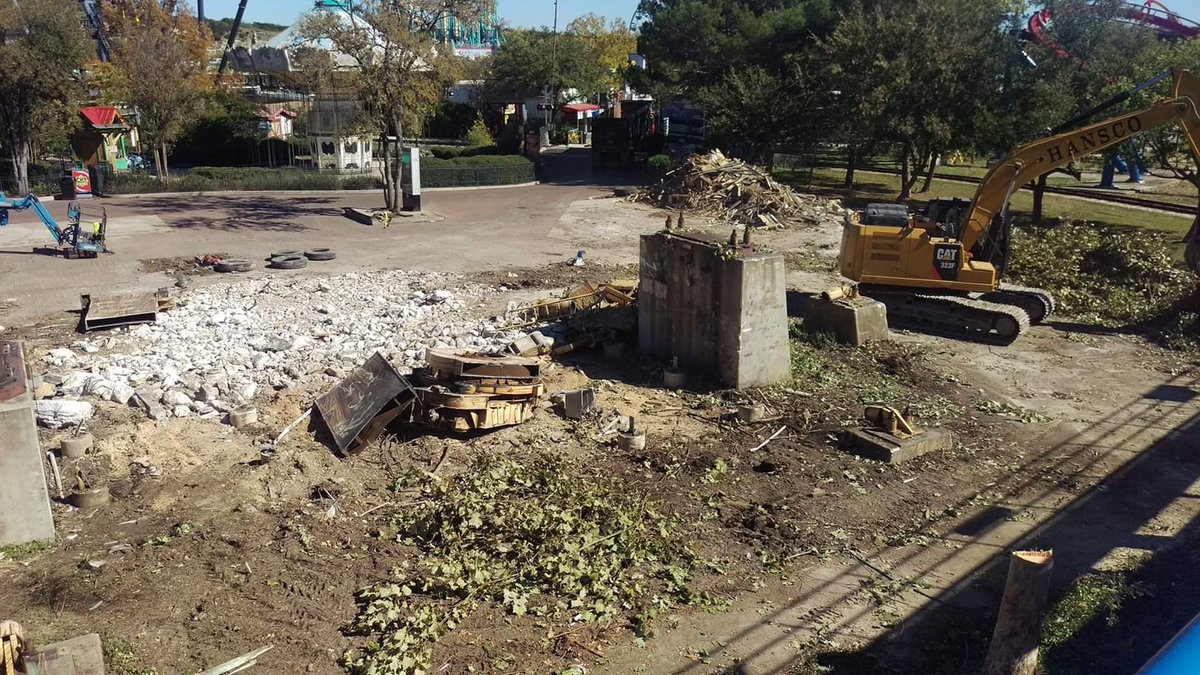 ThemeParkPosse's tweet photo. ๐จ๐จ๐จ Construction Update ๐จ๐จ๐จ
Der Twister at @SF_FiestaTexas is been stripped down to it's foundation to make room for the new @ZamperlaSpa Giga Discovery #TheJokerWildCard.
When it opens in 2019, The Joker will be the fastest ride in the park.
#outwithold #inwithnew https://t.co/oK03scNAKT