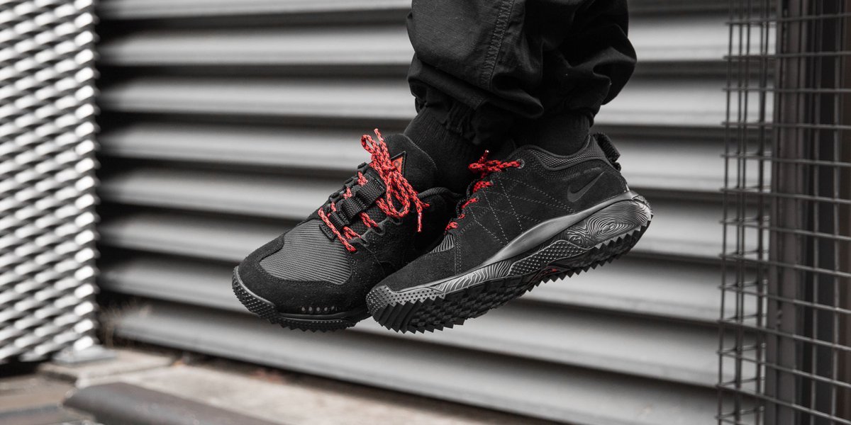 nike dog mountain black