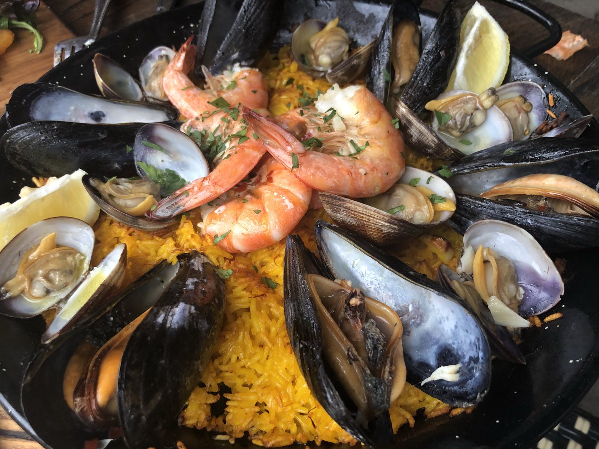 TheSamimTeam's tweet photo. #Vella #PaellaDelMar #Restaurant #WineBarandKitchen #French #Italian #openkitchen #craftcocktails #fridaynight #Thesamimteam #elliman #douglaselliman https://t.co/UAiLMCHHSl