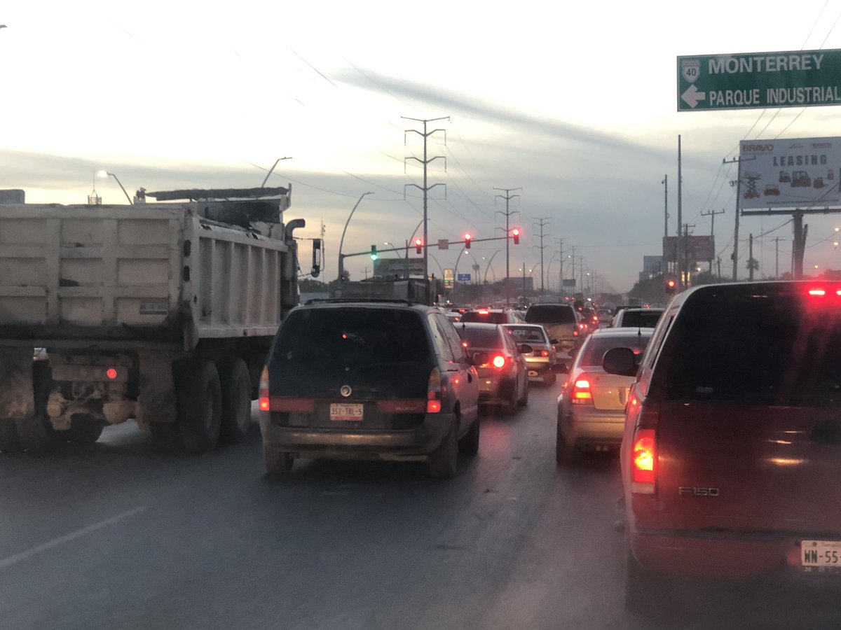 alexanderman10's tweet photo. #reynosa aquí no debería haber semáforos, si no que tomen el retorno abajo del puente de Chedraui https://t.co/q1P6ySyz7a