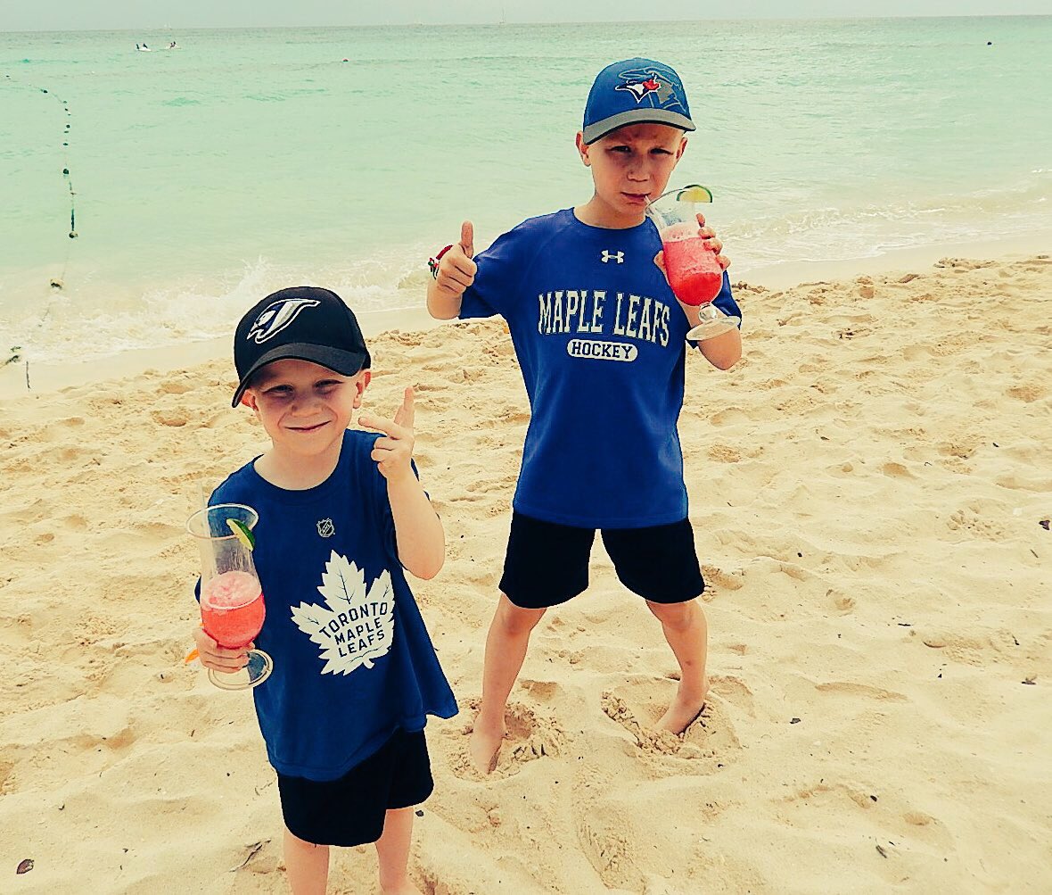 markfaseruk's tweet photo. @TheFordFANatic @MapleLeafs #FansGoFurther #MapleLeafs On the beach in Mexico https://t.co/Kx4EP0Drg1