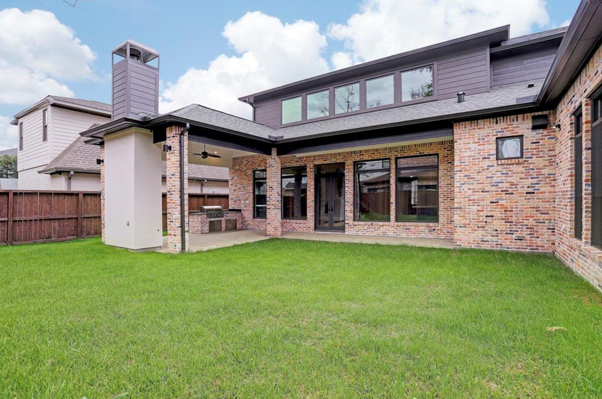 CarnanP's tweet photo. New construction in Briargrove, 5-6 bedrooms w/ 5.5 baths, huge game room w/ wet bar. Pre plumbed for water softener, epoxy garage floor, double paned hi efficiency windows, pre-wired for alarm &amp; 8 exterior cameras, LED lights &amp; summer kitchen with outdoor fireplace MLS 15968846 https://t.co/JT1anMnR5N